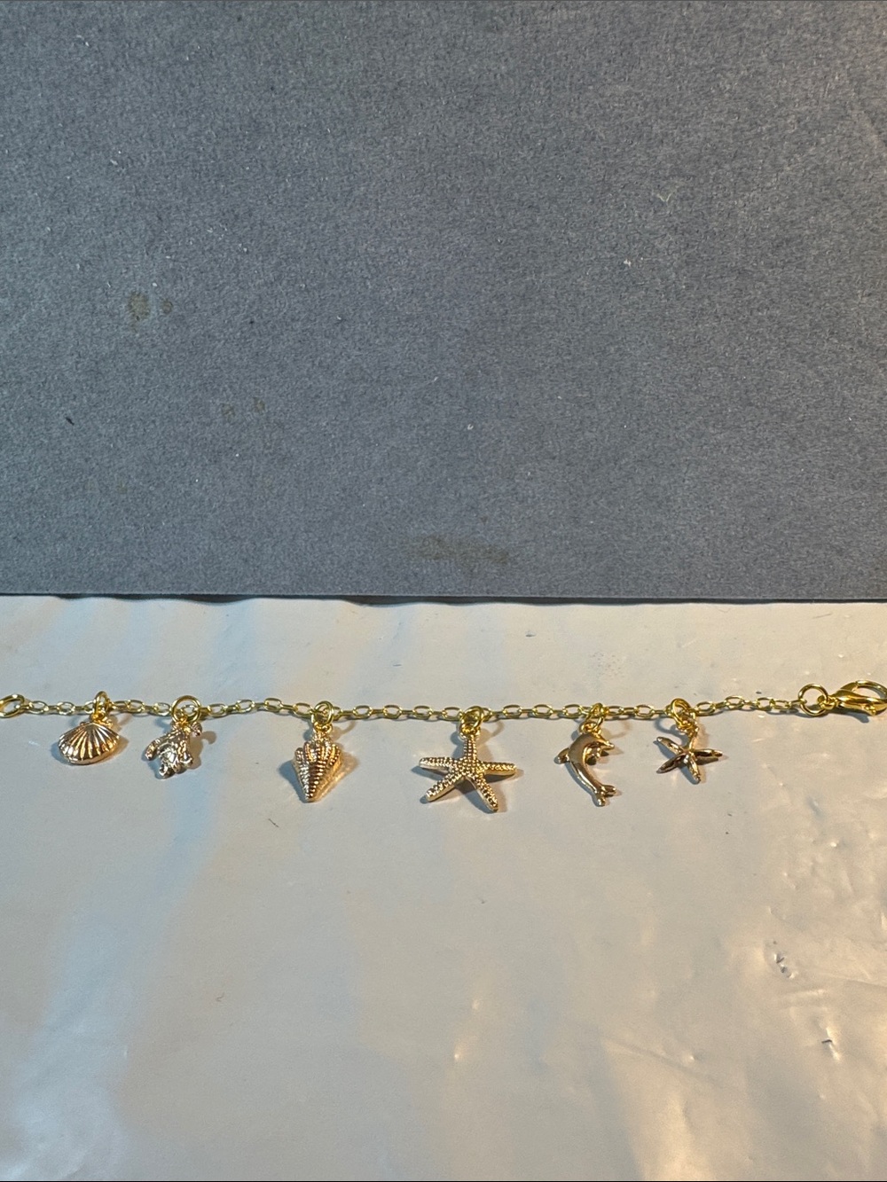 Dainty Gold Tone Seashell Charm Elegant Beach-Themed Bracelet